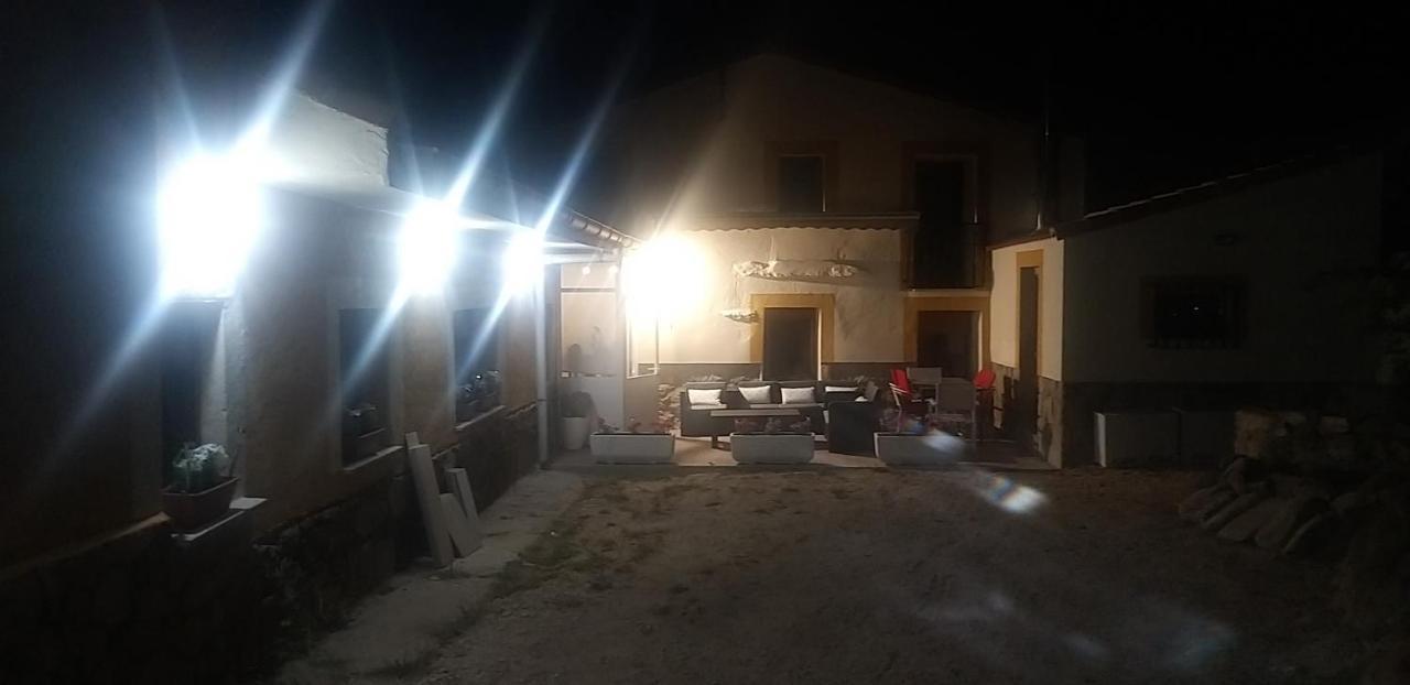 Casa Rural Los 7 Pinos De Gredos นาวาร์เรดอนดา เด เกรโดส ภายนอก รูปภาพ