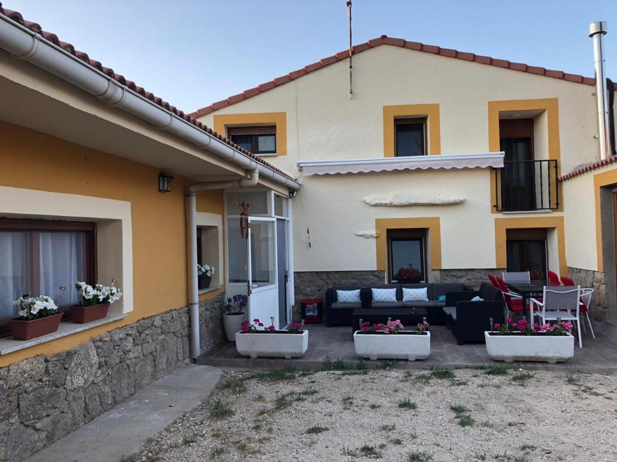 Casa Rural Los 7 Pinos De Gredos นาวาร์เรดอนดา เด เกรโดส ภายนอก รูปภาพ