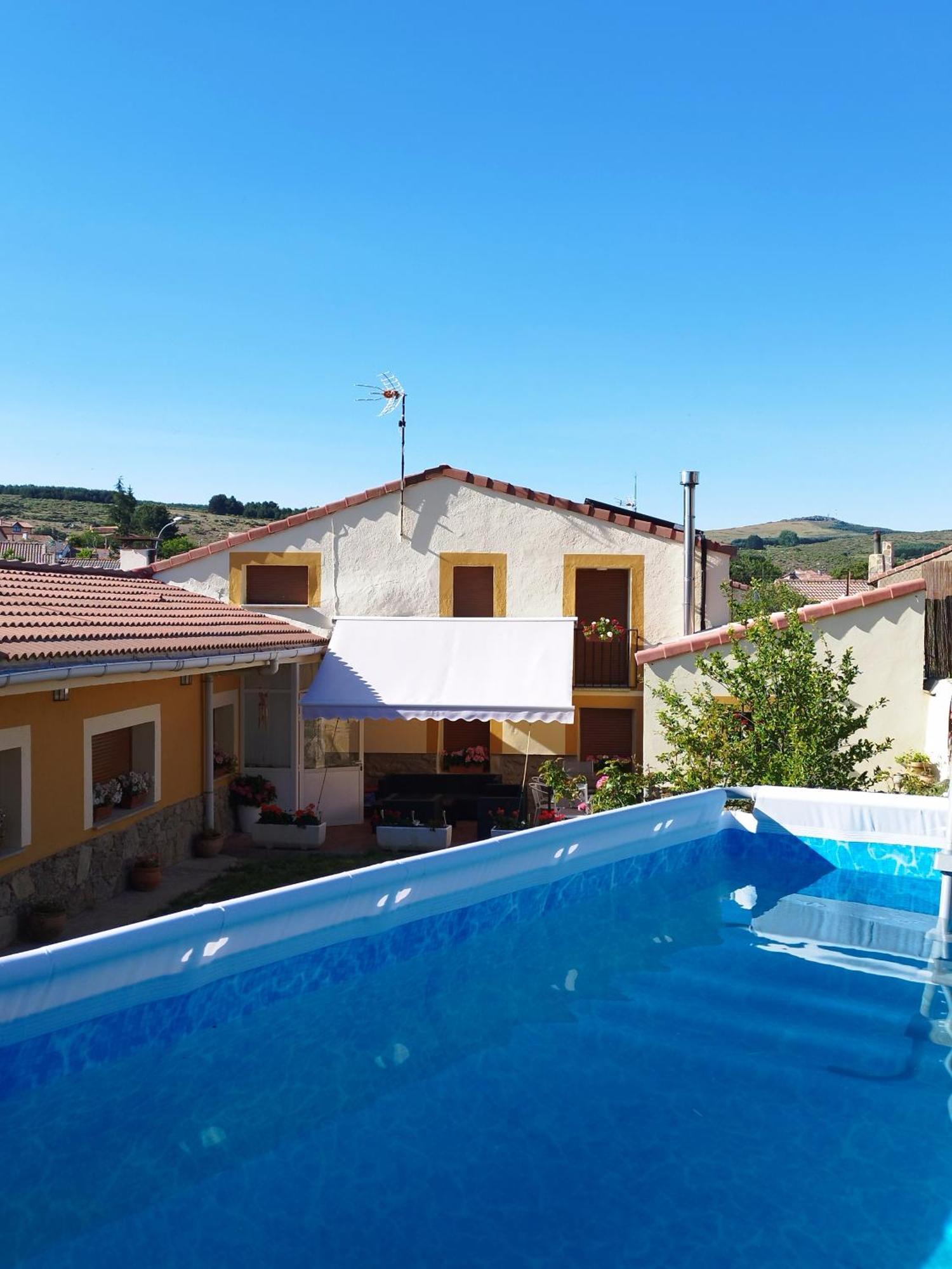 Casa Rural Los 7 Pinos De Gredos นาวาร์เรดอนดา เด เกรโดส ภายนอก รูปภาพ